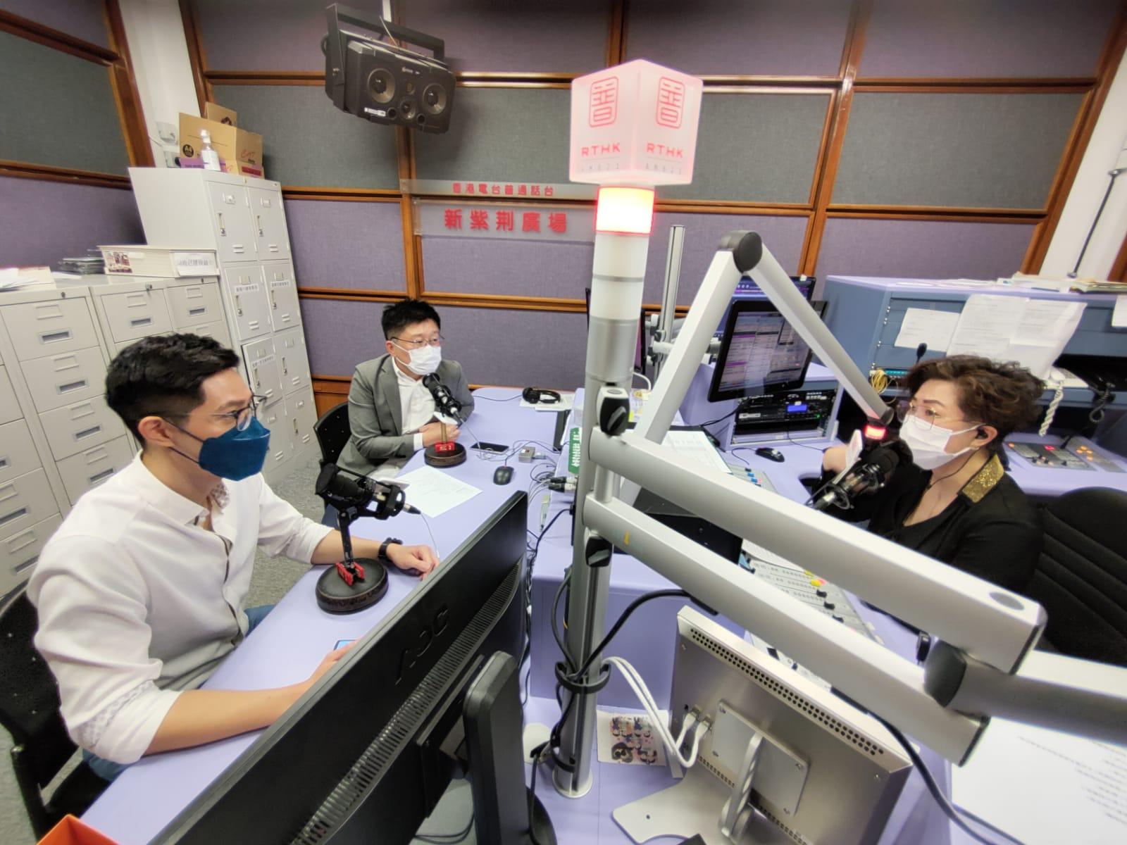 Dr. Kenneth Yung discussing wisdom tooth care with the hosts of Healthcare Reimagined in the RTHK studio